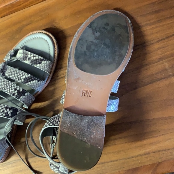 Frye Snakeskin Gladiator Sandals Size 9 - Picture 3 of 4